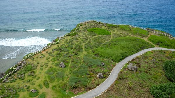 Cap Higashi-Hennazaki (Miyako-jima), vue du phare sur le sentier pédestre à la pointe sud-est de l'île