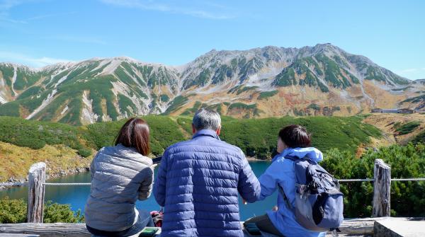 Murodo, randonneurs assis sur un banc devant le lac Mikurigaike