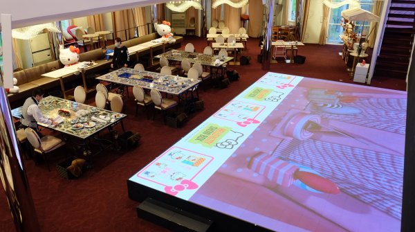 Hello Kitty Show Box (Awaji), salle du restaurant-théâtre
