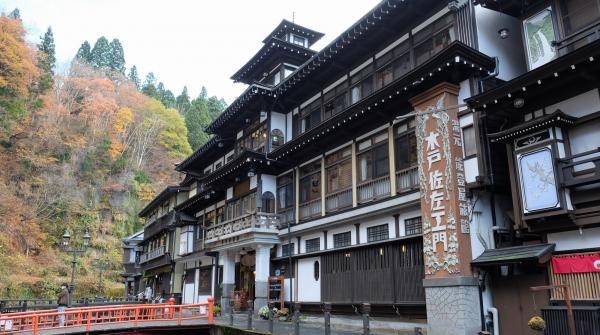 Ginzan Onsen (Yamagata), vue sur le village thermal et son architecture traditionnelle