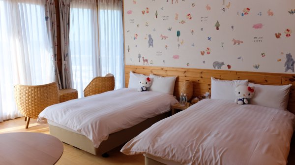 Hôtel Grand Chariot (Awaji), chambre Hello Kitty Natural Forest, lits à l'occidentale