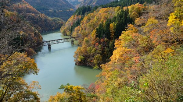 Oku Aizu, vue sur l'un des ponts ferroviaires de la ligne JR Tadami en automne