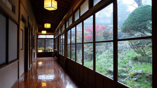 Higashiyama Onsen Mukaitaki, couloir du ryokan et architecture traditionnelle