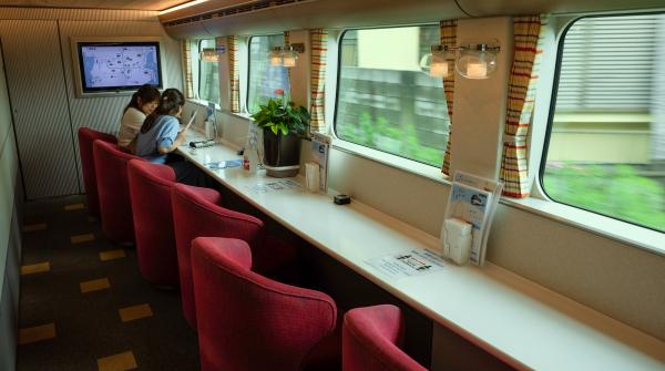 Premium Express Shimakaze, espace de restauration en bas de la voiture-bar