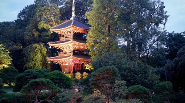 Chinzan-so Teien (Tokyo), pagode à 3 étages à la nuit tombée