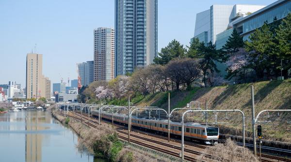 Parc Sotobori (Tokyo), vue sur les anciennes douves et le train JR Chuo en direction d'Iidabashi