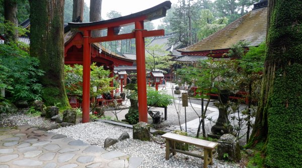 Futarasan-jinja (Nikko), torii avec vue sur l'enceinte du sanctuaire