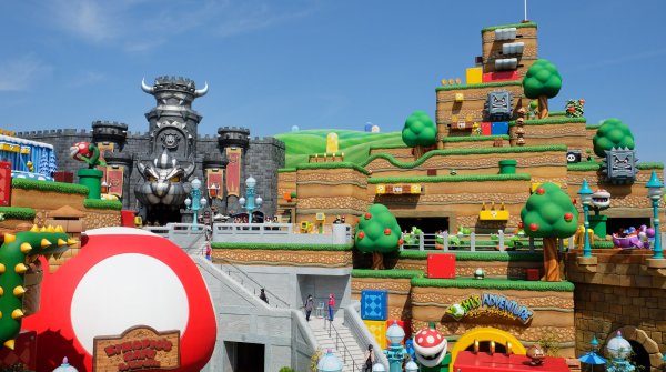 Super Nintendo World (USJ, Osaka), vue sur le Royaume Champignon, la forteresse de Bowser et le Mont Kiléraide