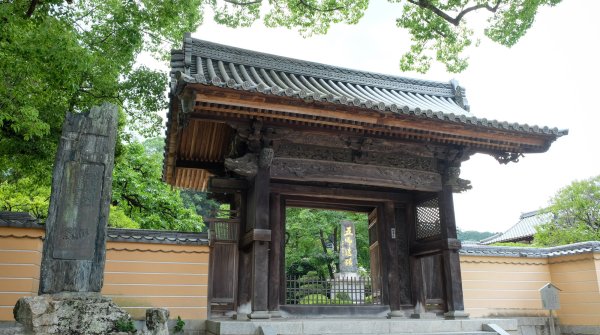 Dazaifu Tenman-gu, porte dans l'enceinte du sanctuaire