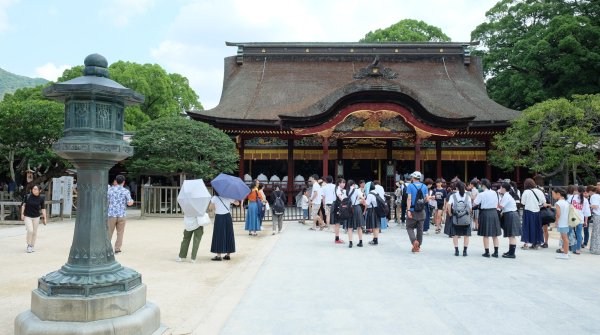 Dazaifu Tenman-gu, esplanade du pavillon principal du sanctuaire