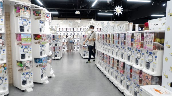 Grand magasin de Gashapon d'Ikebukuro, allée de la boutique et alignement de machines à capsules