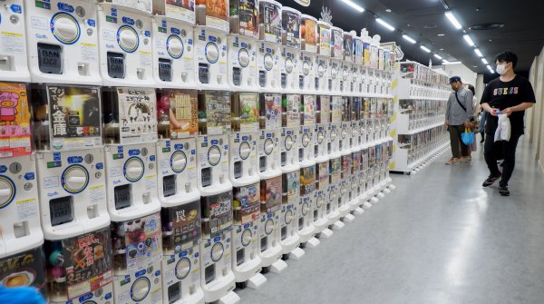 Grand magasin de Gashapon d'Ikebukuro, mur de machines à capsules 2