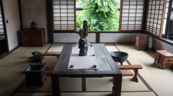 Maison de Kanjiro Kawai (Kyoto), intérieur d'une pièce traditionnelle et exposition d'œuvres