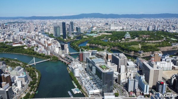 Osaka, vue aérienne par drone de la ville et son château 