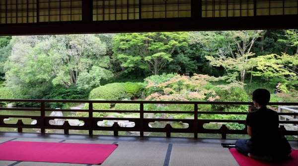 Parc Yusentei (Fukuoka), vue sur la grande salle Ohiroma et le jardin en été