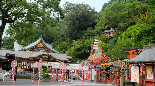 Yutoku Inari-jinja (Kashima, Saga), esplanade derrière la porte Romon