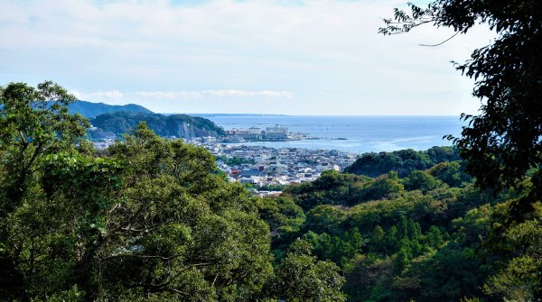Randonnée Daibutsu (Kamakura), vue sur la côté de Shonan avec Zushi en toile de fond