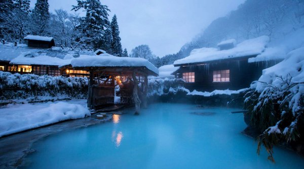 Tsuru-no-yu Onsen (Akita), bassin commun Konyoku en plein air (photo officielle)