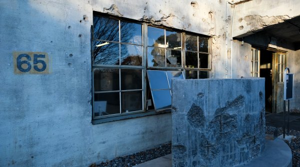 Ancienne sous-station de l'usine Hitachi Aircraft de Tachikawa (Tokyo), Détail de la façade et fragment du château d'eau de l'usine