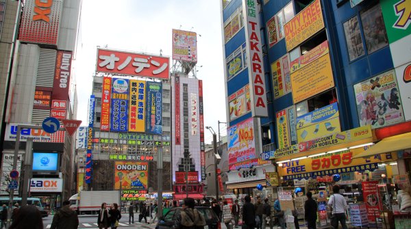 Akihabara (Tokyo), vue sur les magasins à la sortie de la gare JR