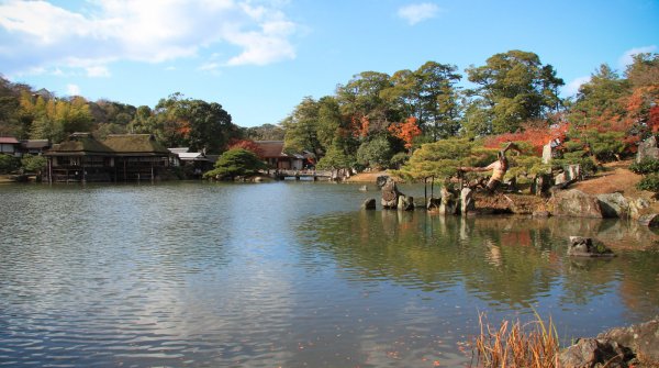Chateau de Hikone (Shiga), plan d'eau du jardin Genkyu-en en automne