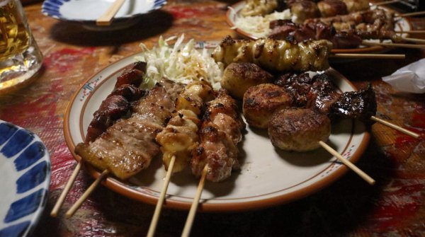 Izakaya Tough (Sasebo), assiette de brochettes Yakitori
