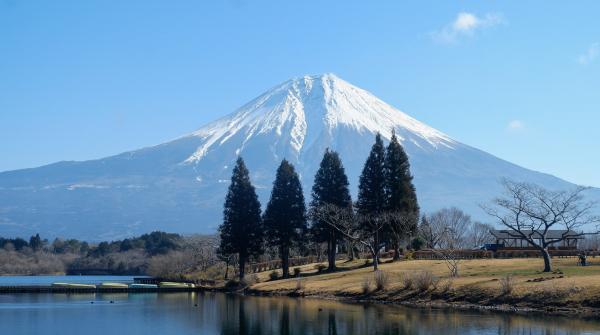 Lac Tanuki (Fujinomiya, Shizuoka), vue sur le Mont Fuji en hiver 