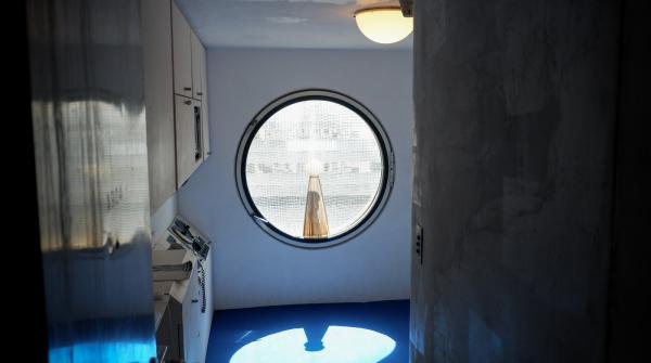 Nakagin Capsule Tower (Tokyo), vue sur la fenêtre ronde de l'appartement
