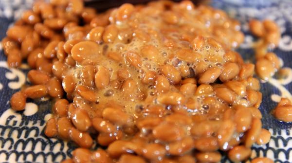 Natto servi dans une assiette japonaise