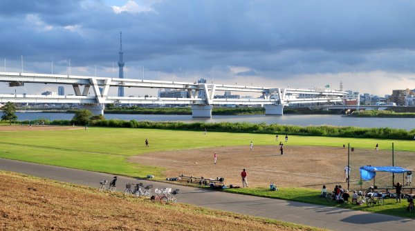 Katsushika (Tokyo), pont Horikiri-bashi et terrain de baseball au bord de l'Ara-kawa