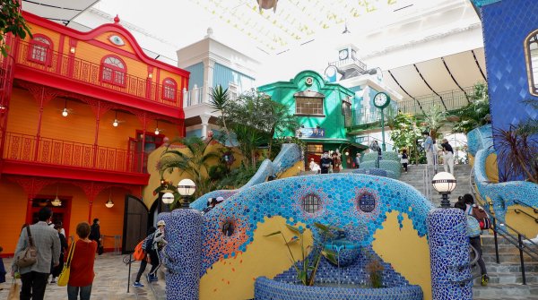 Ghibli Park (Nagoya), grand escalier central en mosaïque de l'Entrepôt géant 