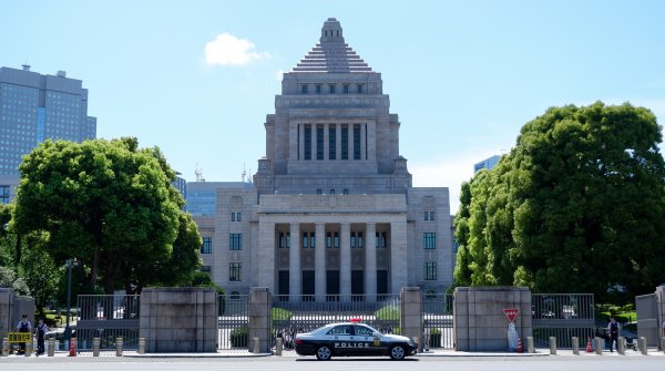Bâtiment de la Diète nationale (Tokyo), vue sur la façade avant extérieure