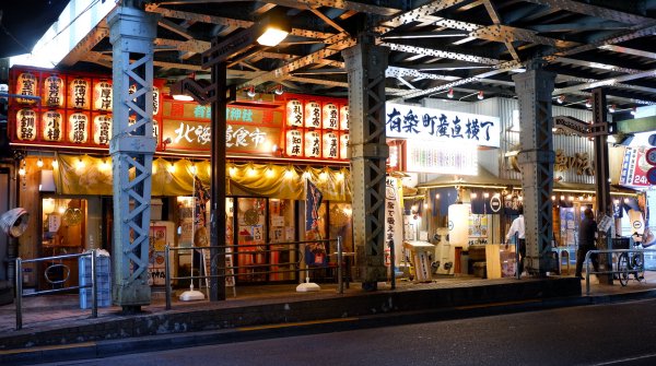 Yurakucho (Tokyo), bars et restaurants sous les voies ferrées surélevées de la ligne JR Yamanote