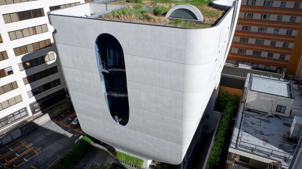 Shinjuku Ruriko-in Byakurenge-do (Tokyo), vue sur l'architecture verticale en béton du temple