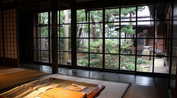 Maison traditionnelle Yoshijima (Takayama), vue intérieure sur le jardin de la résidence
