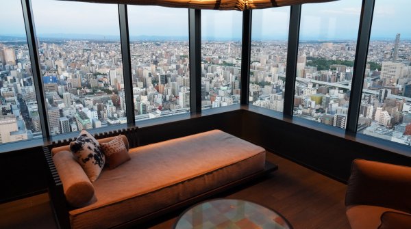 The Royal Park Hotel Iconic Nagoya, salon avec vue panoramique de la Premium Suite