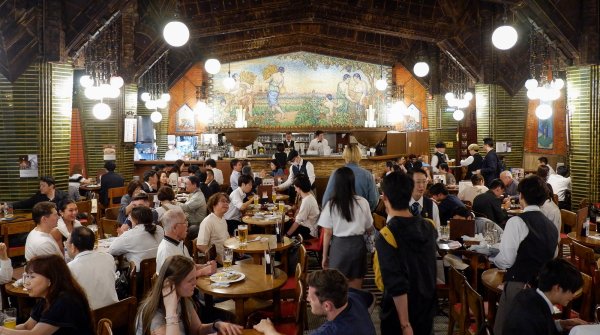 Ginza Lion 7-chome (Tokyo), salle principale et authentique du bar à bières