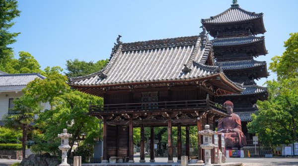 Kosho-ji (Nagoya), vue sur la porte Chumon, le grand bouddha rouge et la pagode du temple