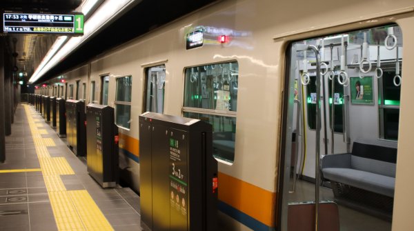 Quai du métro à Osaka (ligne Chuo)