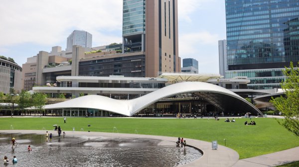 Grand Green Osaka (Umeda), vue sur le plan d'eau et l'auvent du parc Umekita en été