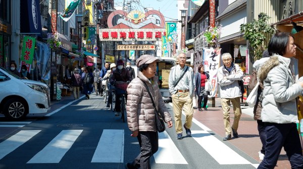 Sugamo (Tokyo), personnes âgées dans la rue commerçante Jizo-dori 