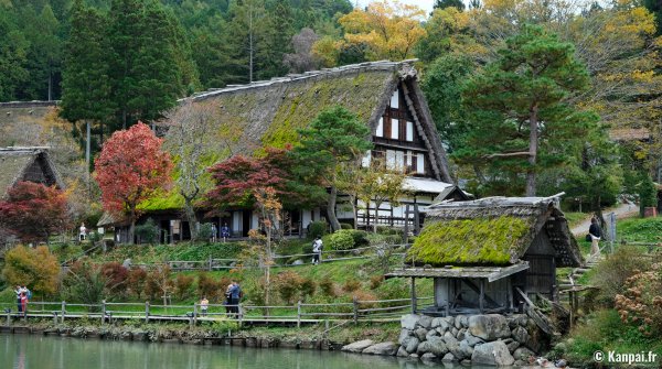 Hida no Sato (Takayama), Vue sur une maison traditionnelle à toit de chaume gassho-zukuri en automne