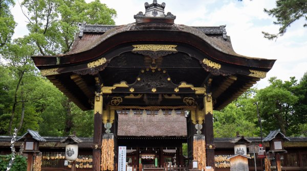 Toyokuni-jinja (Kyoto), Grande porte karamon devant le pavillon principal du sanctuaire
