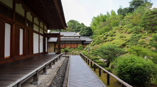 Chishaku-in (Kyoto), Vue sur la colline aux azalées et le pavillon Daisho-in