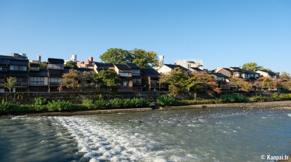 Kanazawa, vue sur le quartier de Chaya Kazuemachi au bord de la rivière Asano
