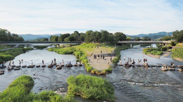 Delta de Demachiyanagi (Kyoto), vue sur le passage de la rivière en pierres de gué en été