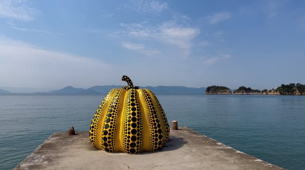Naoshima, Benesse House, Œuvre Pumpkin by Yayoi Kusama