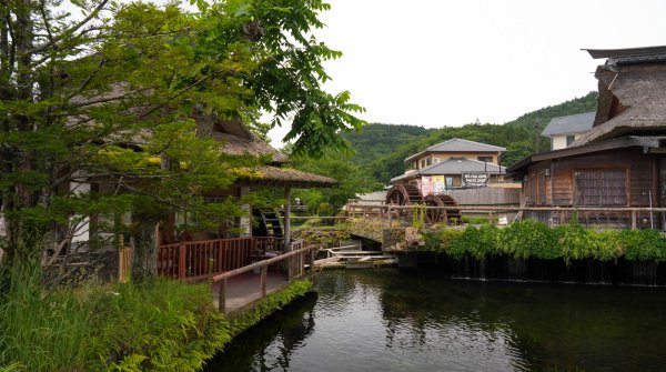 Oshino Hakkai (Fujiyoshida), Maisons à toits de chaume et roues à aubes au bord d'un étang (vue cachée du mont Fuji)