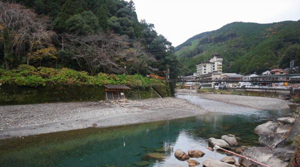 Kawayu Onsen Fujiya (Kumano Kodo), vue sur le village thermal et la rivière Oto-gawa