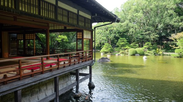 Parc Yusentei (Fukuoka), vue sur le grand salon de thé et l'étang du jardin